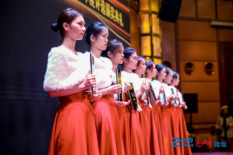 <b>深圳9888拉斯维加斯科技一举夺得三项视听行业重量级奖项</b>
